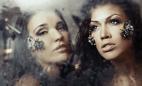 Žinomos moterys fotosesijoje puo&scaron;ėsi Elvyros Monginienės kurtomis musėmis