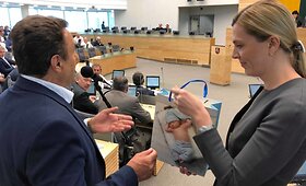 Agnė Bilotaitė Seime įteikė Petrui Gražuliui i&scaron;augtų savo sūnaus rūbų