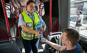 Vilniaus vie&scaron;ojo transporto kontrolieriai dalina vandenį keleiviams