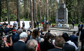 Aukų pagerbimo ir Pasaulio teisuolių apdovanojimo ceremonija Panerių memoriale