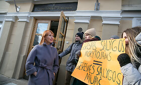 &Scaron;MM ministrė Jurgita Petrauskienė i&scaron;ėjo  pakalbėti su protestuojančiais moksleiviais