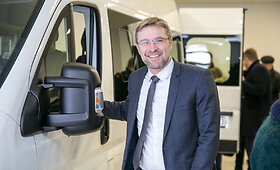 Ministras Linas Kukuraitis įteikė naujų mikroautobusiukų raktelius Lietuvos neįgaliųjų nevyriausybinių organizacijų atstovams
