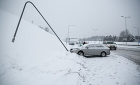 Vilniaus vakariniame aplinkelyje &bdquo;&Scaron;koda&ldquo; nuvertė stulpą