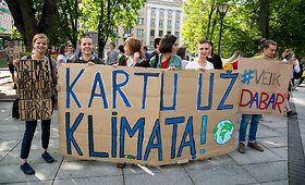 Žmonės pasaulyje i&scaron;rei&scaron;kia savo susirūpinimą dėl klimato kaitos
