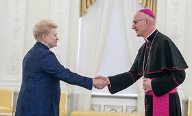 Prezidentė priėmė apa&scaron;tali&scaron;kojo nuncijaus Petaras Rajičius skiriamuosius ra&scaron;tus