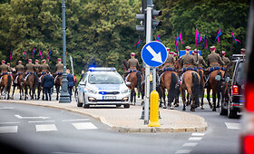 Gitano Nausėdos koloną Var&scaron;uvos gatvėse lydėjo raiteliai