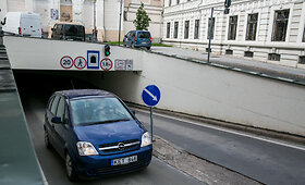 Įvažiavimas į požeminę automobilių stovėjimo aik&scaron;telę &scaron;alia Gedimino prospekto