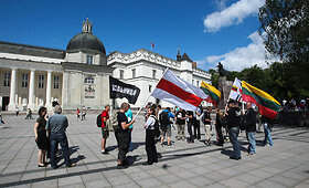 Katedros aik&scaron;tėje &ndash; trijų &scaron;alių nacionalistų vėliavos