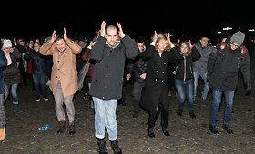 Grupė &bdquo;The Roop&ldquo; prie &bdquo;Žalgirio&ldquo; arenos surengė &bdquo;flashmobą&ldquo;