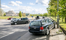 Vilniuje galimai neblaivus vairuotojas sukėlė 4 automobilių avariją