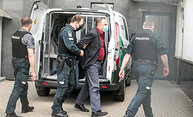 Valdas Sutkus atvežtas į teismą