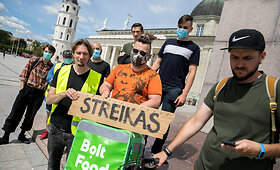 &bdquo;Bolt Food&ldquo; kurjerių piketas dėl viena&scaron;ali&scaron;kai sumažintų tarifų
