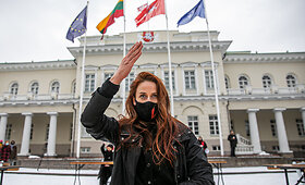 Moterų teises palaikantis protestas prie Prezidentūros