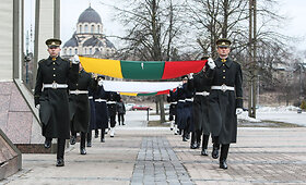 Nepriklausomybės aik&scaron;tėje suplevėsavo Taikos vėliava