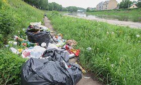 Neries pakrantė pačiame Vilniaus centre nuklota &scaron;iuk&scaron;lėmis