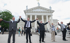 Katedros aik&scaron;tėje &ndash; Baltijos keliui skirta plytelė 
