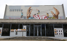 &bdquo;Lietuvos&ldquo; kino teatro sieną papuo&scaron;ęs pie&scaron;inys &ndash; suniokotas