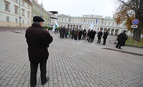 Atliekų rū&scaron;iavimo ir deginimo gamyklų prie&scaron;ininkai mitingavo po prezidentūros langais