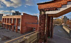 Vilniaus &Scaron;e&scaron;kinės rajone &ndash; griūvanti prekybos komplekso dalis