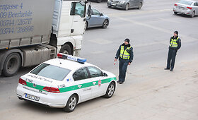 Policija gražiuoju privertė vairuotojus nusiplauti automobilių numerius