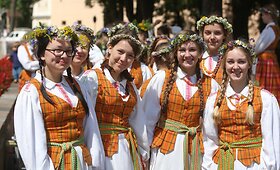 Dainų &scaron;ventė oficialiai pradėta vėliavos pakėlimu