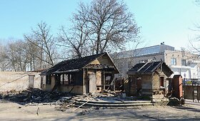 Apleistoje teritorijoje Vilniaus Algirdo gatvėje &ndash; tvora i&scaron; antkapių