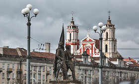 &Scaron;altas, vėjuotas ir debesuotas Vilnius belaukiant Velykų