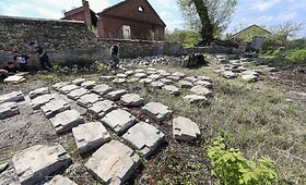 Vilniuje ardoma i&scaron; antkapinių lentelių sumūryta tvora
