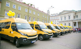Savivaldybėms perduoti 48 mokykliniai autobusiukai