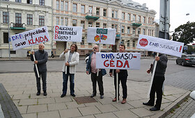 Vilniuje vyko protestas prie&scaron; bankų savivalę ir neeti&scaron;ką elgesį