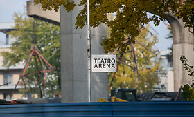 Buvusios Vilniaus Teatro arenos vietoje Olimpiečių g. 3 pirmadienį prasidėjo griovimo darbai