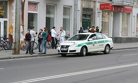 Vilniuje automobilis partrenkė du dviratininkus