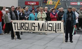 Prie savivaldybės &ndash; protestai prie&scaron; Kalvarijų turgavietės nuomą