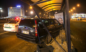 Vilniuje į stotelę įskriejo automobilis