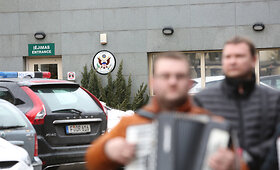 Lenkų piketas prie JAV ambasados, skirtas apginti tautinių mažumų mokyklas