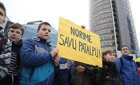Antakalnio progimnazija mitinge reikalavo savo namų