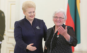 Prezidentė pasveikino ir ordino &bdquo;Už nuopelnus Lietuvai&ldquo; medaliu apdovanojo daugiavaikes motinas