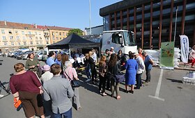 Nemokamo pieno dalijimo akcija prie Žemės ūkio ministerijos Vilniuje