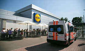 Nuo pat ryto prie &bdquo;Lidl&ldquo; parduotuvių &ndash; ir vėl eilės žmonių