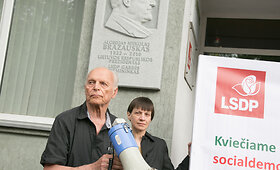 Protesto akcija prie centrinės Socialdemokratų partijos būstinės