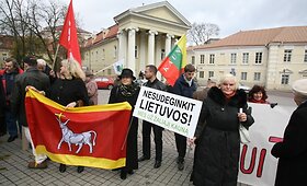 Bendruomenės į protesto akciją rinkosi prie prezidentūros