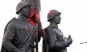 Plaunamos vandalų dažais apipiltos Žaliojo tilto skulptūros