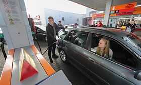Degalinių tinklas &bdquo;Stateta&ldquo; vienai valandai degalų kainas sumažino per pusę