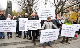 Prie Vyriausybės dėl mažų atlyginimų piketavo mokslininkai