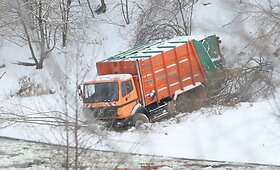 Nuo Neries upės &scaron;laito nuslydo sunkvežimis