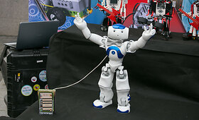 Gatvės muzikos dienoje &ndash; robotų roko grupės &scaron;ou