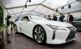 Vilniuje trumpam vie&scaron;ėjo įspūdingasis &bdquo;Lexus&ldquo; limuzinas LS ir sporti&scaron;kas kupė LC