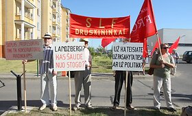 Būrys žmonių susirinko palaikyti Algirdą Paleckį