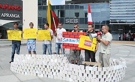 Austrijai pastatyta tualetinio popieriaus siena