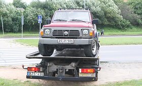Nuo policijos bėgęs visureigio vairuotojas įvažiavo į tvenkinį